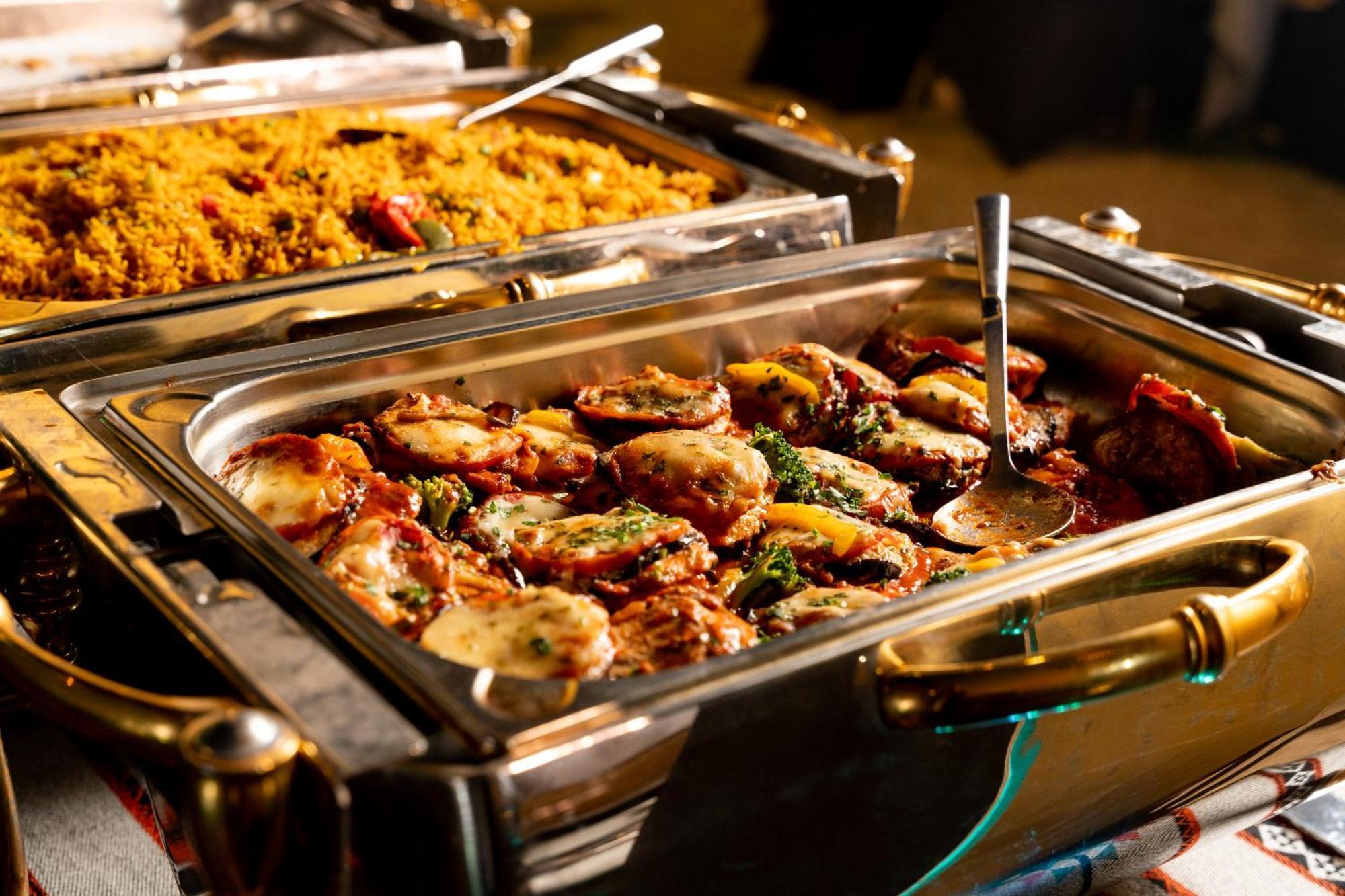 쉐라톤 담맘 호텔 앤 컨벤션 센터 외부 사진 A chafing dish