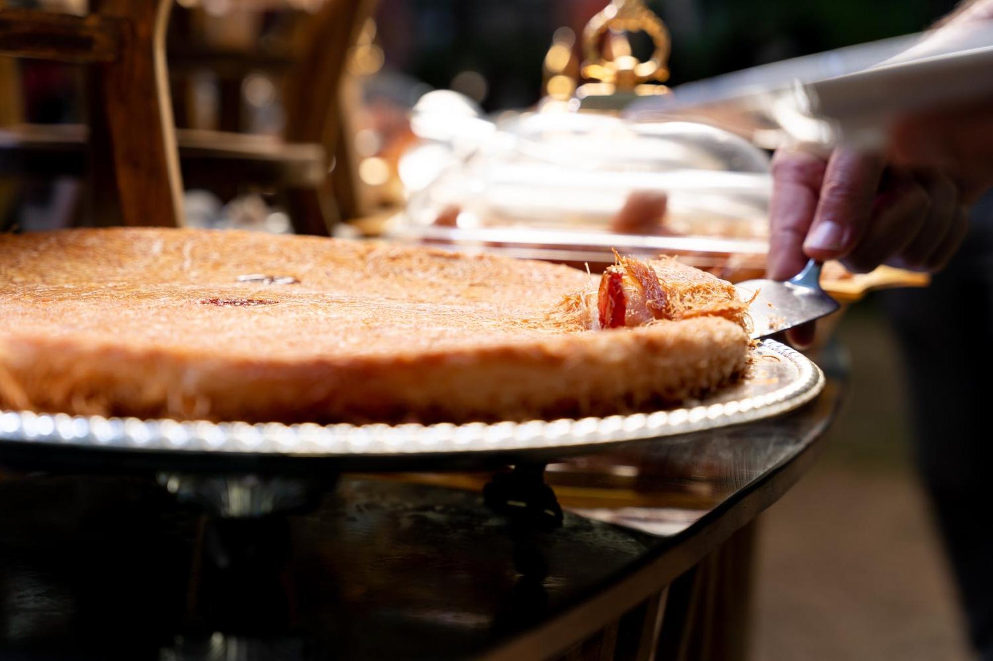 쉐라톤 담맘 호텔 앤 컨벤션 센터 외부 사진 A pie server cutting into a pie
