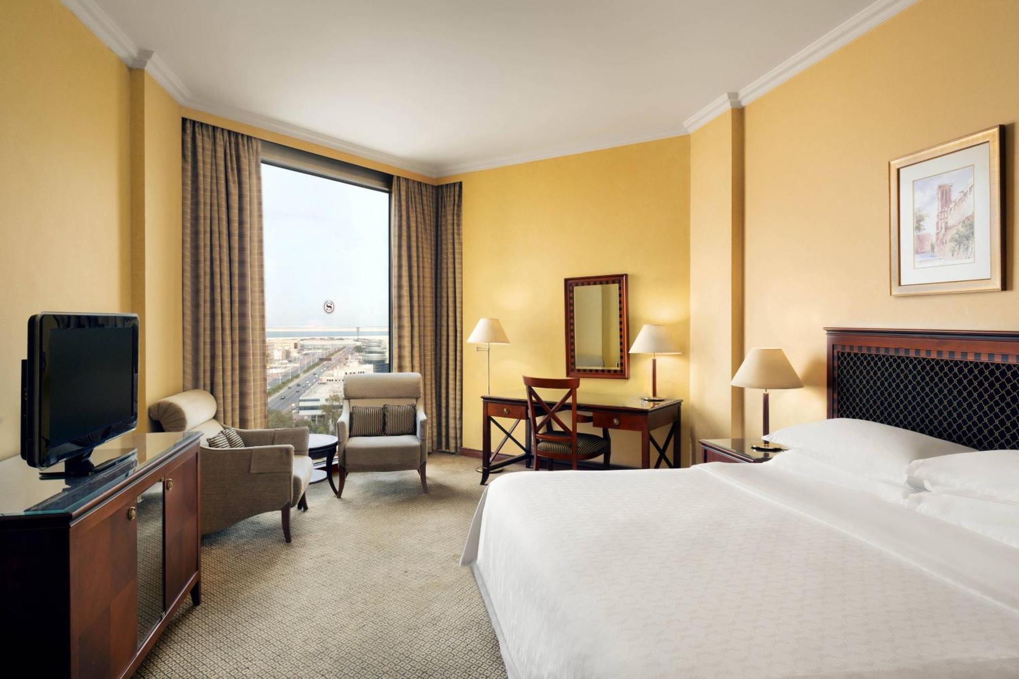 쉐라톤 담맘 호텔 앤 컨벤션 센터 외부 사진 A guest room at the Hilton Athens