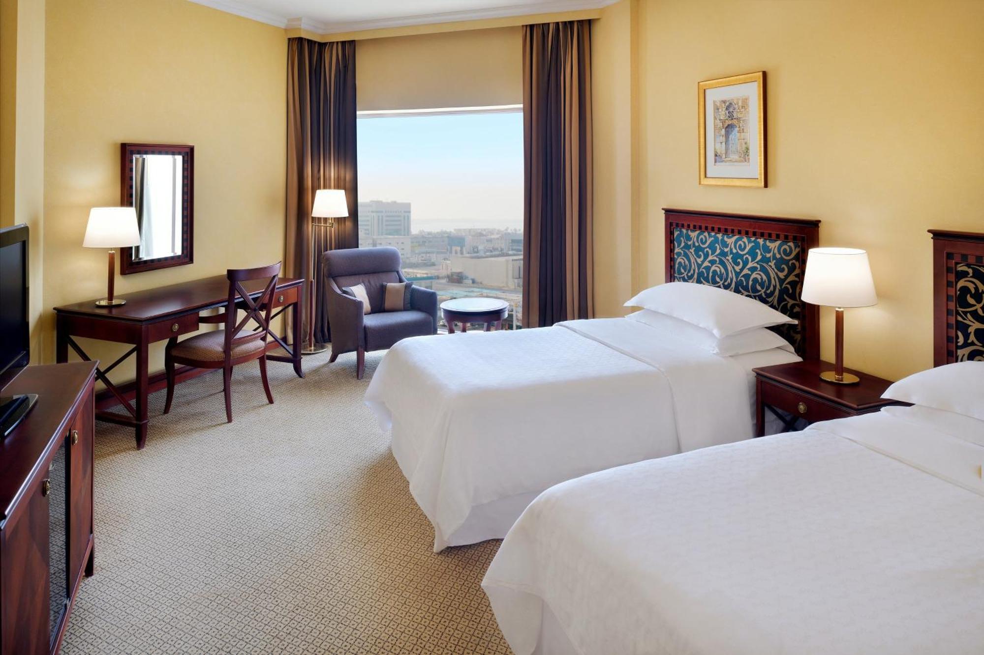 쉐라톤 담맘 호텔 앤 컨벤션 센터 외부 사진 A guest room at the Sheraton Riyadh Hotel