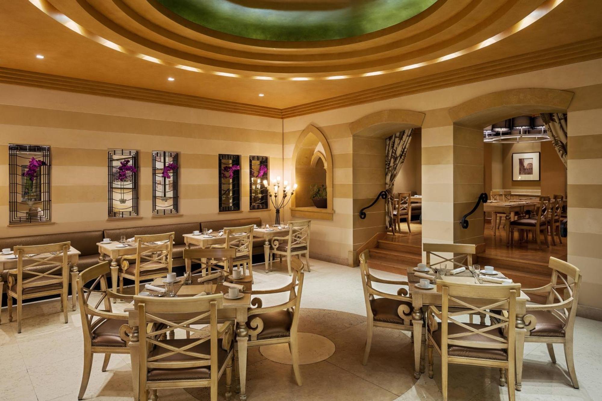 쉐라톤 담맘 호텔 앤 컨벤션 센터 외부 사진 The interior of the restaurant