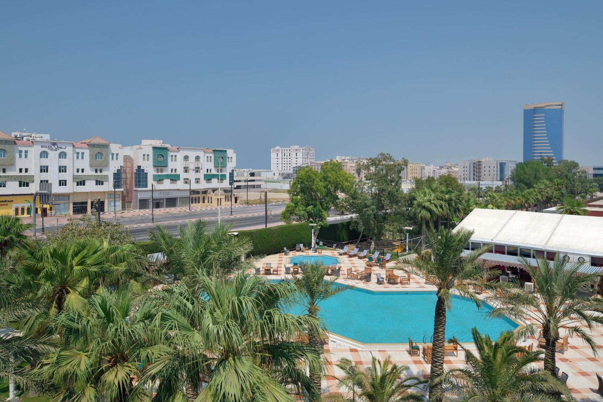 쉐라톤 담맘 호텔 앤 컨벤션 센터 외부 사진 A view of the pool at Jumeirah Lakes Towers